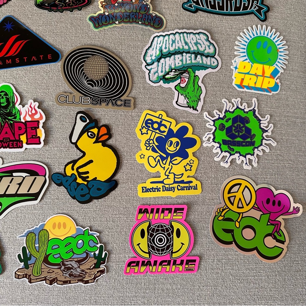 EDC luggage tag, air freshener and stickers - Picture 5 of 7